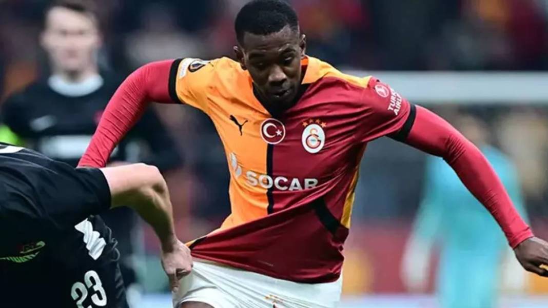 Galatasaray'da henüz imzası kurumamıştı! Okan Buruk Cuesta'nın yerine 2000'li yıldızı getiriyor. Hayırlı uğurlu olsun 1